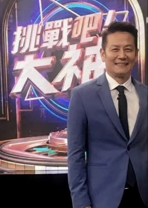 【国模私拍】修长丝袜美腿，颜值模特，宾馆大尺度拍摄女体艺术，射影师咸猪手，被迫足交 - 精东娱乐